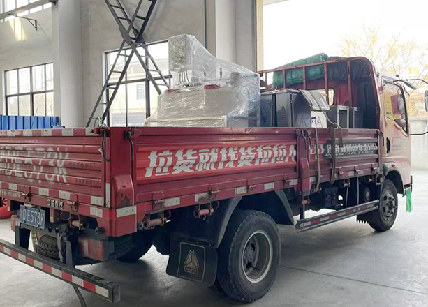 江蘇揚(yáng)州專(zhuān)車(chē)直達(dá)全自動(dòng)加藥裝置一套